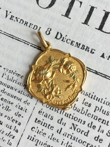 Art Nouveau yellow and green gold photo locket pendant - Antique Jewellery Style Art nouveau