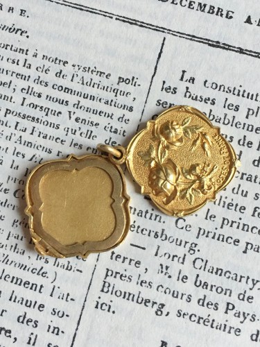 Antique Jewellery  - Art Nouveau yellow and green gold photo locket pendant