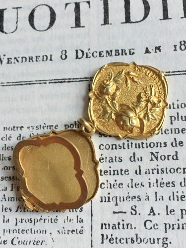 Art Nouveau yellow and green gold photo locket pendant - 