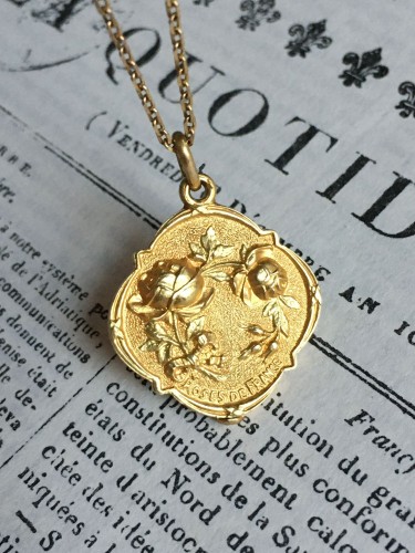 20th century - Art Nouveau yellow and green gold photo locket pendant