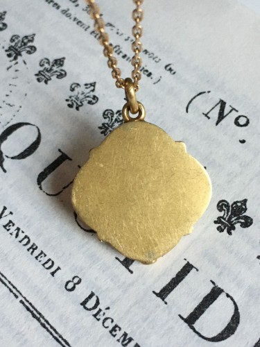 Art Nouveau yellow and green gold photo locket pendant - Art nouveau