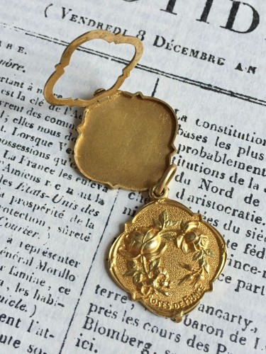 Art nouveau - Art Nouveau yellow and green gold photo locket pendant