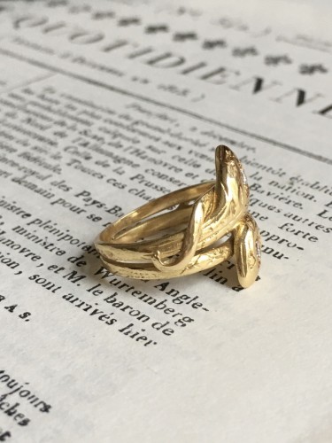Bague en or jaune représentant deux serpents - 