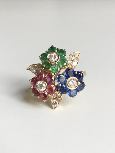 Bague fleurs en or saphirs et rubis et émeraudes et diamants - Maison Tres Or