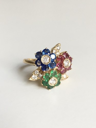 XXe siècle - Bague fleurs en or saphirs et rubis et émeraudes et diamants