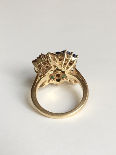  - Bague fleurs en or saphirs et rubis et émeraudes et diamants