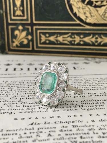 Art Déco - Art Deco ring,white gold, platinum set with a colombian emerald