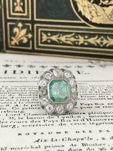 Antiquités - Art Deco ring,white gold, platinum set with a colombian emerald