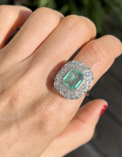 Antiquités - Art Deco ring,white gold, platinum set with a colombian emerald