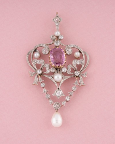 Pendentif Belle Époque en or jaune et platine serti d’un saphir rose - Bijouterie, Joaillerie Style Art nouveau
