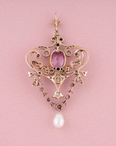 Bijouterie, Joaillerie Pendentif, Collier - Pendentif Belle Époque en or jaune et platine serti d’un saphir rose