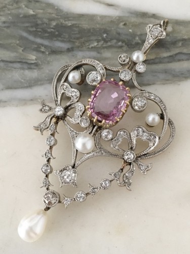 XXe siècle - Pendentif Belle Époque en or jaune et platine serti d’un saphir rose
