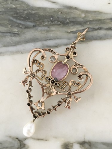 Pendentif Belle Époque en or jaune et platine serti d’un saphir rose - Art nouveau