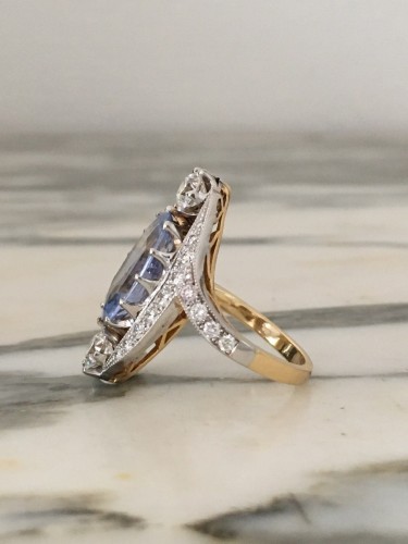 Antiquités - Ring in 1k gold with an unheated Ceylon Sapphire