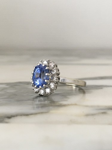 Pompadour ring in white gold and platinum with a Ceylon sapphire - 