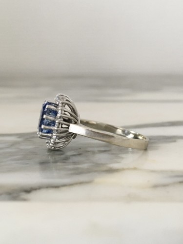  - Pompadour ring in white gold and platinum with a Ceylon sapphire