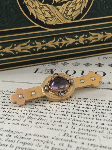 Broche Napoléon III composée d’or jaune et d’une améthyste - Bijouterie, Joaillerie Style Napoléon III