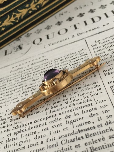 XIXe siècle - Broche Napoléon III composée d’or jaune et d’une améthyste
