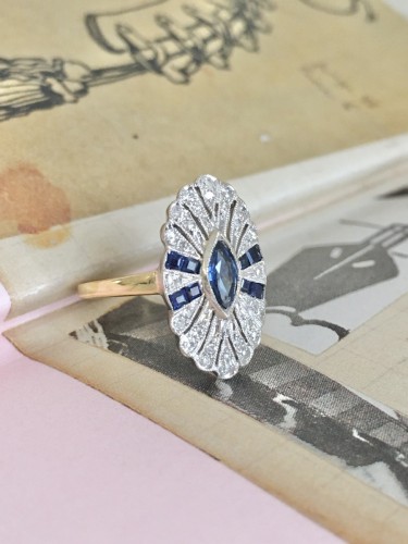 Bague Art Déco en or jaune, saphirs et diamants - Maison Tres Or