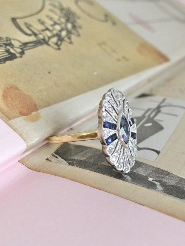 XXe siècle - Bague Art Déco en or jaune, saphirs et diamants