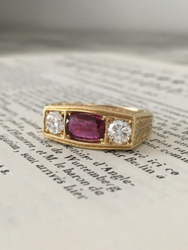 Bijouterie, Joaillerie Bagues - Bague Art Déco en or jaune ornée d’un rubis non chauffé et diamants