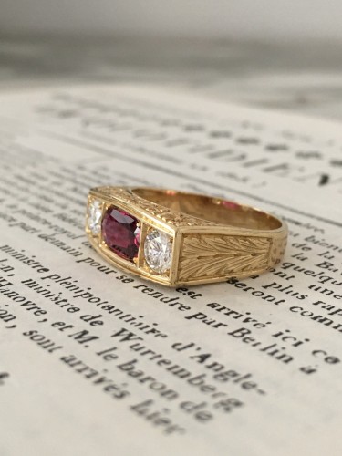 Bague Art Déco en or jaune ornée d’un rubis non chauffé et diamants - Maison Tres Or