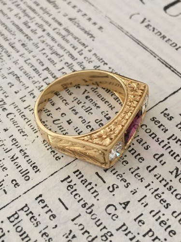Bague Art Déco en or jaune ornée d’un rubis non chauffé et diamants - Art Déco