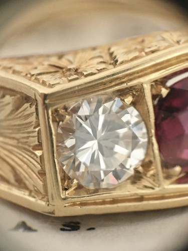 Antiquités - Bague Art Déco en or jaune ornée d’un rubis non chauffé et diamants