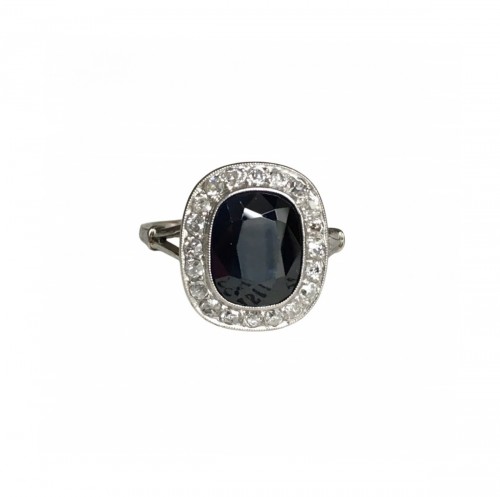 Art Deco platinum ring, set with a sapphire and diamonds