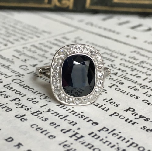 Art Deco platinum ring, set with a sapphire and diamonds - Antique Jewellery Style Art Déco