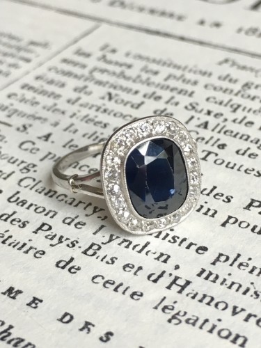 Antique Jewellery  - Art Deco platinum ring, set with a sapphire and diamonds