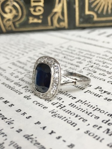 Art Deco platinum ring, set with a sapphire and diamonds - 
