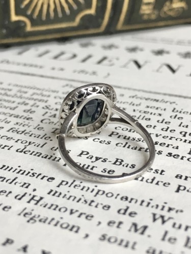 20th century - Art Deco platinum ring, set with a sapphire and diamonds
