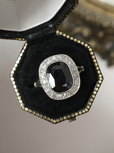 Antiquités - Art Deco platinum ring, set with a sapphire and diamonds
