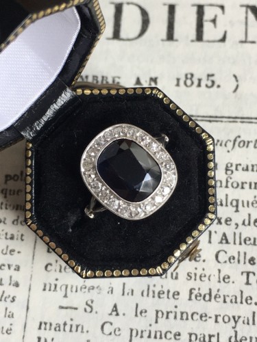 Antiquités - Art Deco platinum ring, set with a sapphire and diamonds