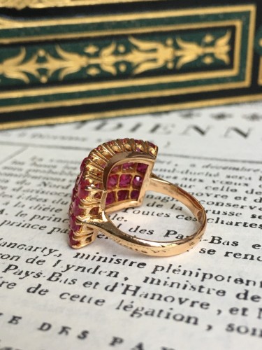 Antiquités - Rectangular ring in yellow gold and rubies