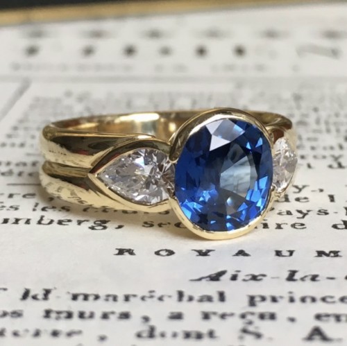 Bague en or jaune sertie d’un saphir non chauffé et diamants - Bijouterie, Joaillerie Style 