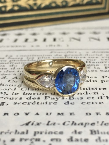 Bijouterie, Joaillerie Bagues - Bague en or jaune sertie d’un saphir non chauffé et diamants