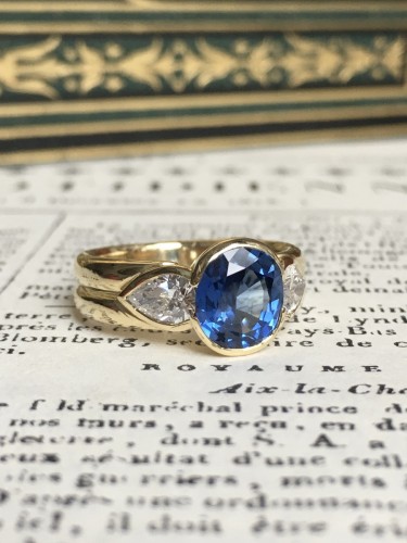Bague en or jaune sertie d’un saphir non chauffé et diamants - Maison Tres Or