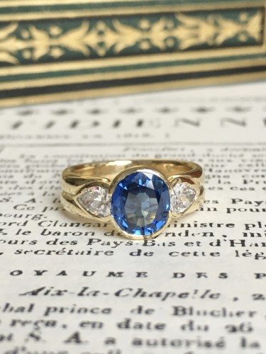 XXe siècle - Bague en or jaune sertie d’un saphir non chauffé et diamants