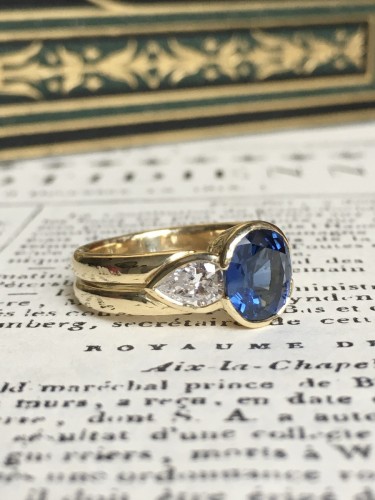 Bague en or jaune sertie d’un saphir non chauffé et diamants - 