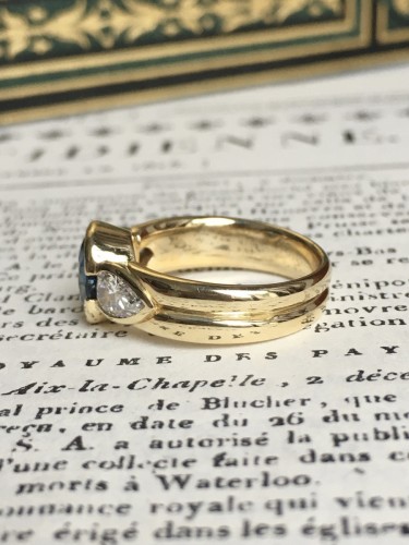  - Bague en or jaune sertie d’un saphir non chauffé et diamants