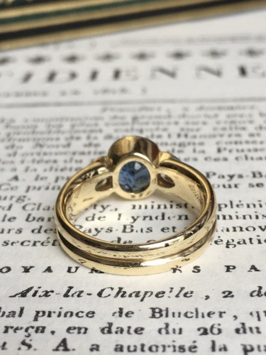 Antiquités - Bague en or jaune sertie d’un saphir non chauffé et diamants