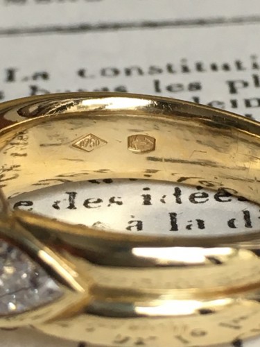 Antiquités - Bague en or jaune sertie d’un saphir non chauffé et diamants