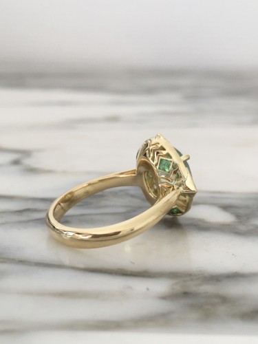 Antiquités - Bague en or jaune tourmaline verte, diamants et Tsavorites