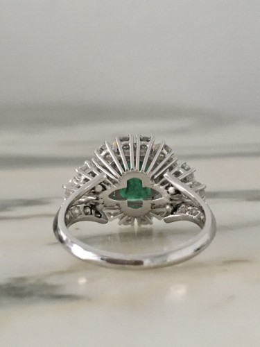  - Bague en or blanc et jaune, émeraude et diamants