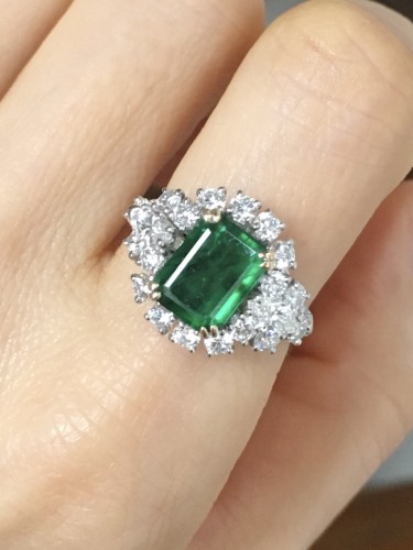 Antiquités - Bague en or blanc et jaune, émeraude et diamants