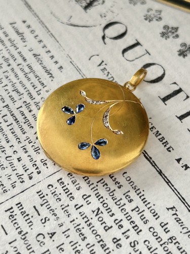 Antique Jewellery  - Art Nouveau pendant photo holder in yellow gold