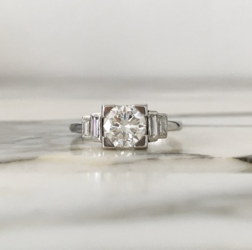 Bague Art Déco en platine et diamants - Bijouterie, Joaillerie Style Art Déco