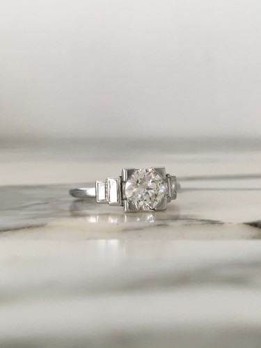 Bague Art Déco en platine et diamants - Maison Tres Or